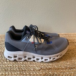 EUC Men’s On Running Cloudstratus Shoes in Fossil/Midnight
